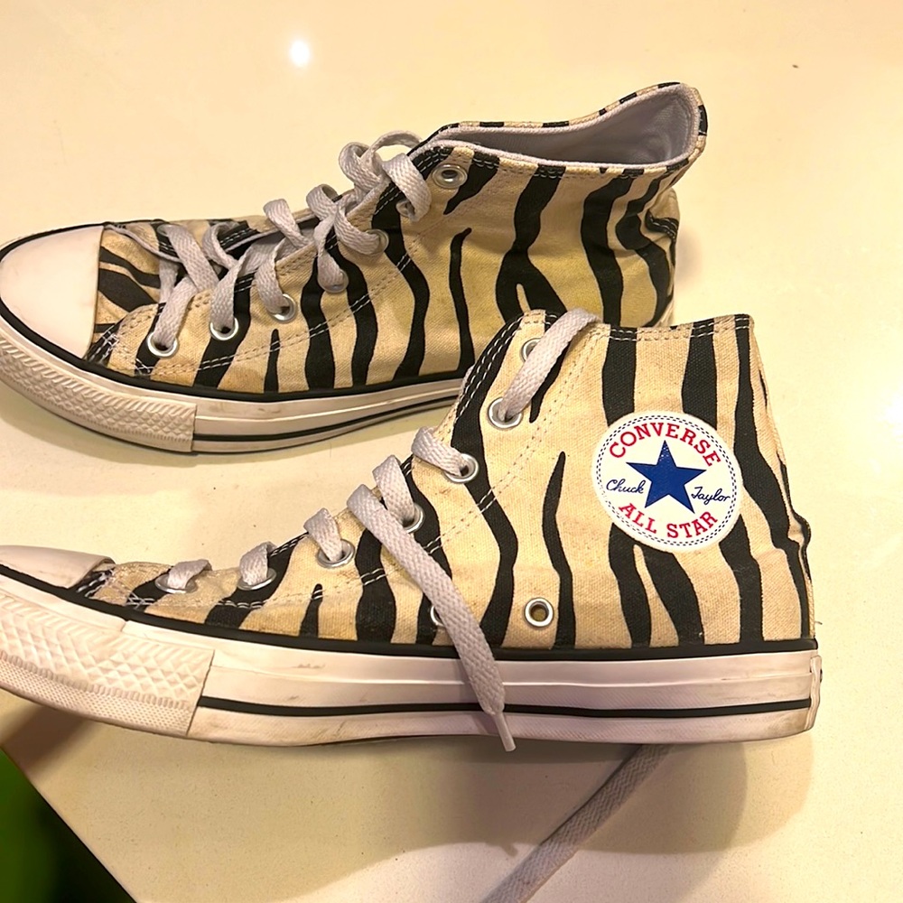 Women’s Zebra pattern Converse size 8